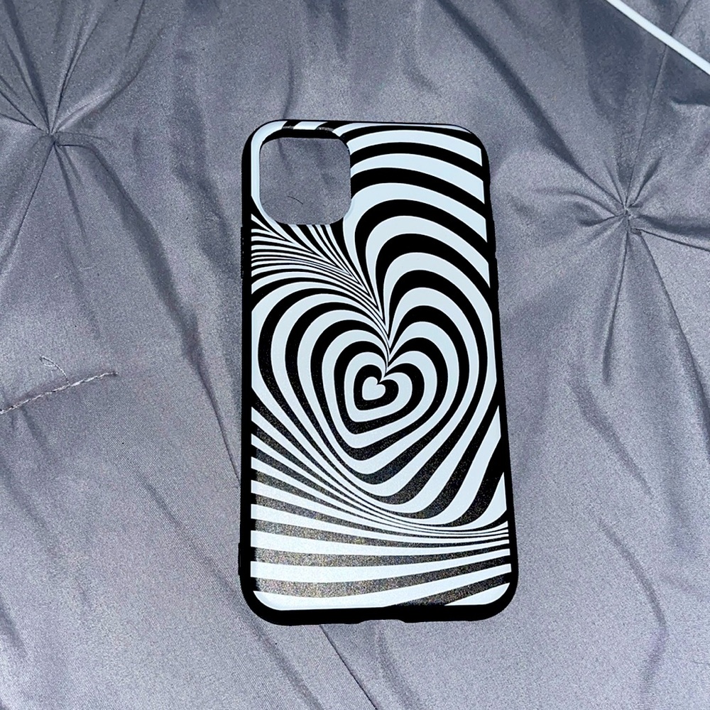 black and white heart iphone 11 case